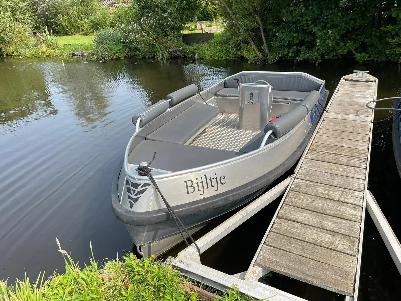 Aluminium visboot Bijltje aan de steiger in Aalsmeer